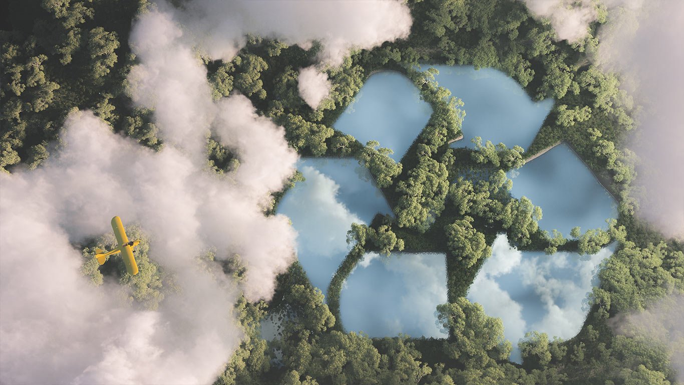 Luftaufnahme eines Waldes mit Recycling-Zeichen