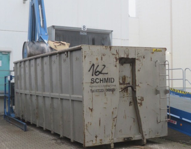 Ein Entsorgungscontainer im Außenbereich