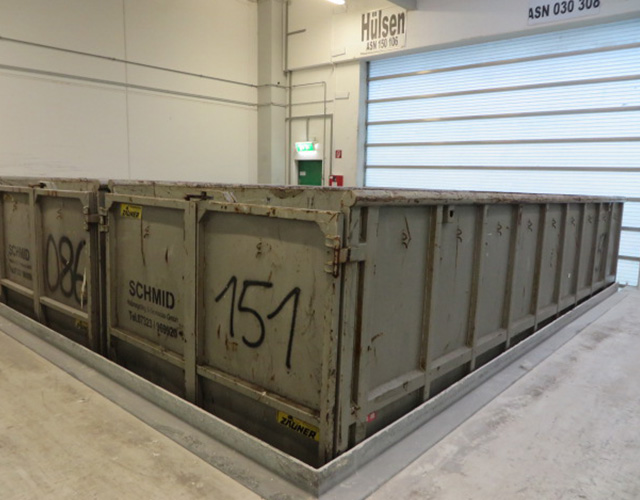 Zwei Entsorgungscontainer in der Halle