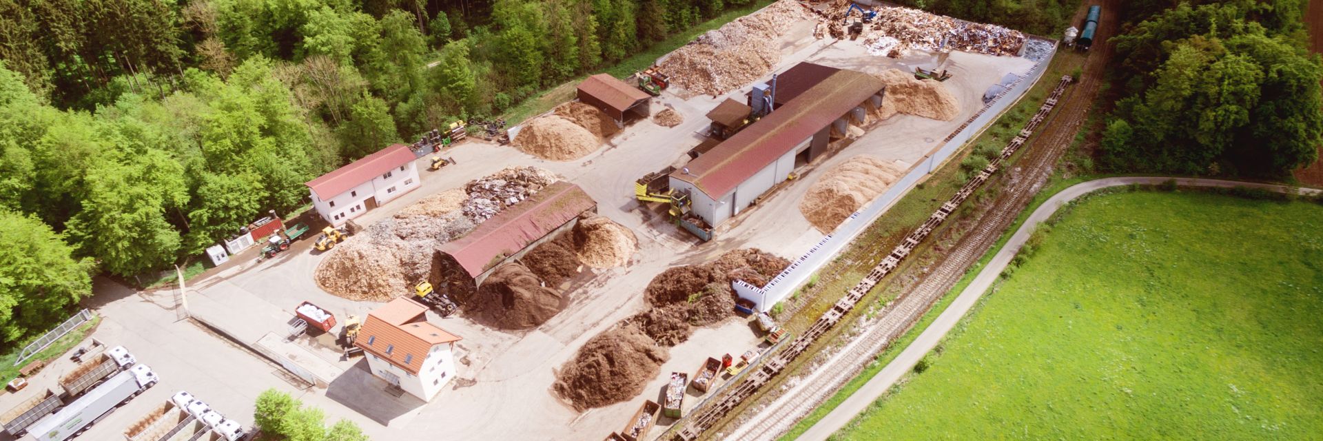 Luftaufnahme mit Hackschnitzel-Lager und Hallen